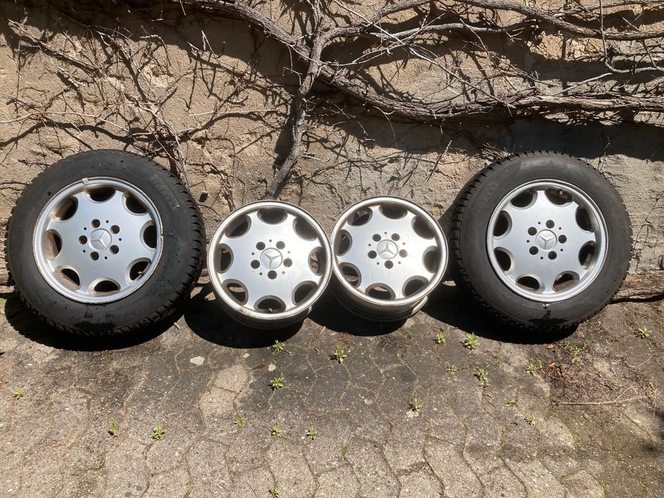 Felgen und Reifen von altem Mercedes W124 in Fürth