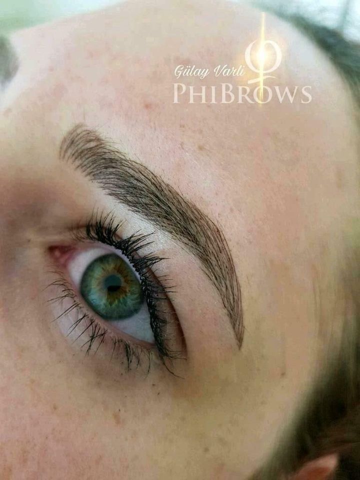 Microblading der Augenbrauen mit der Härchenzeichnung v.Phibrows in Regensburg