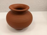 Kl. vintage VASE Ton unglasiert Tonvase Handarbeit bauchig Rillen Baden-Württemberg - Ettlingen Vorschau