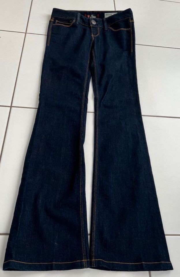 NEU GUESS SKINNY W26 Sarah Fit Denim Schlaghose Jeans Hose in Stuttgart