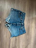 Jeansshorts mit Fransen – Used Look Levis XS Shorts Hot Pants West - Griesheim Vorschau