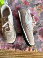 Nike Sneaker, Gr. 10, Gr. 42, rosé, wie neu, TOP Niedersachsen - Stadland Vorschau