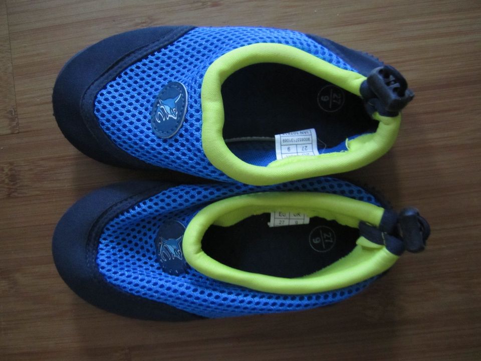 Badeschuhe Wasserschuhe blau schwarz Gr. 27 mit kleinem Hai in Teltow