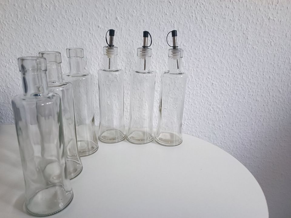 Glasflaschen---zum befüllen---6 Stück---3 Ausgiesser- in Niedernhausen