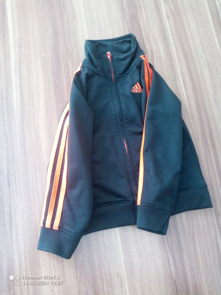 Sweatshirt adidas für einen Jungen in Unterschleißheim