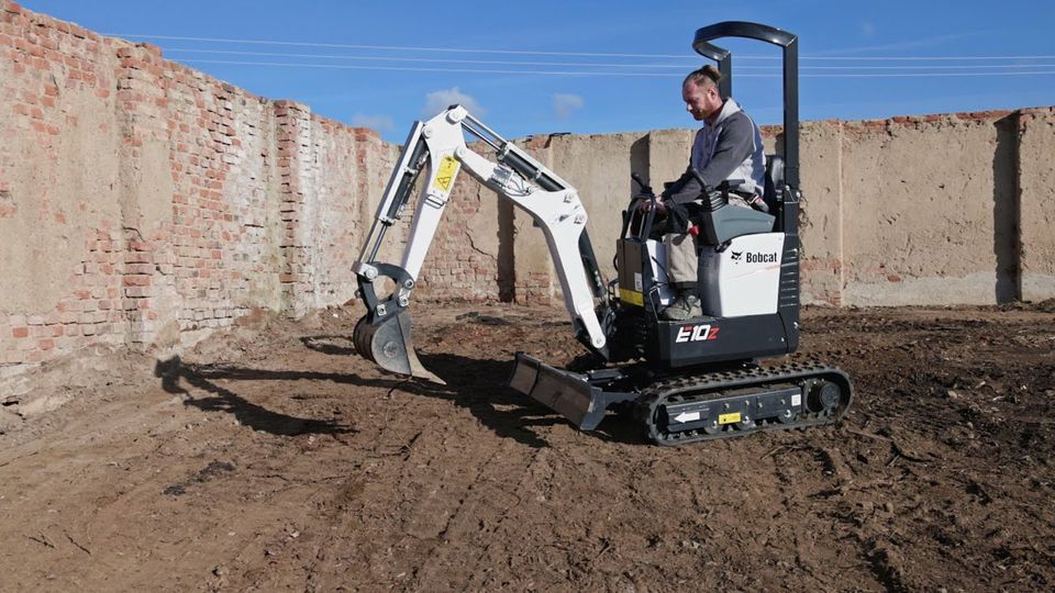 Minibagger 1,2 t mieten leihen 0,8 1,0 Tonnen Baggerverleih in Hallbergmoos