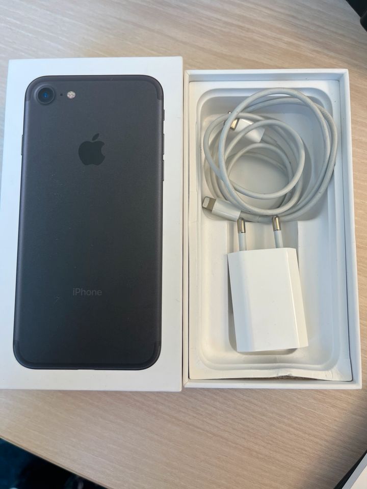 iPhone 7 in schwarz mit 32 GB in Aschheim