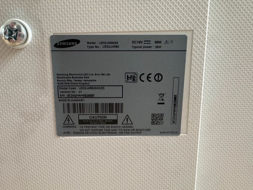 TV Samsung UE32J4580 mit Wandhalterung in Ratingen