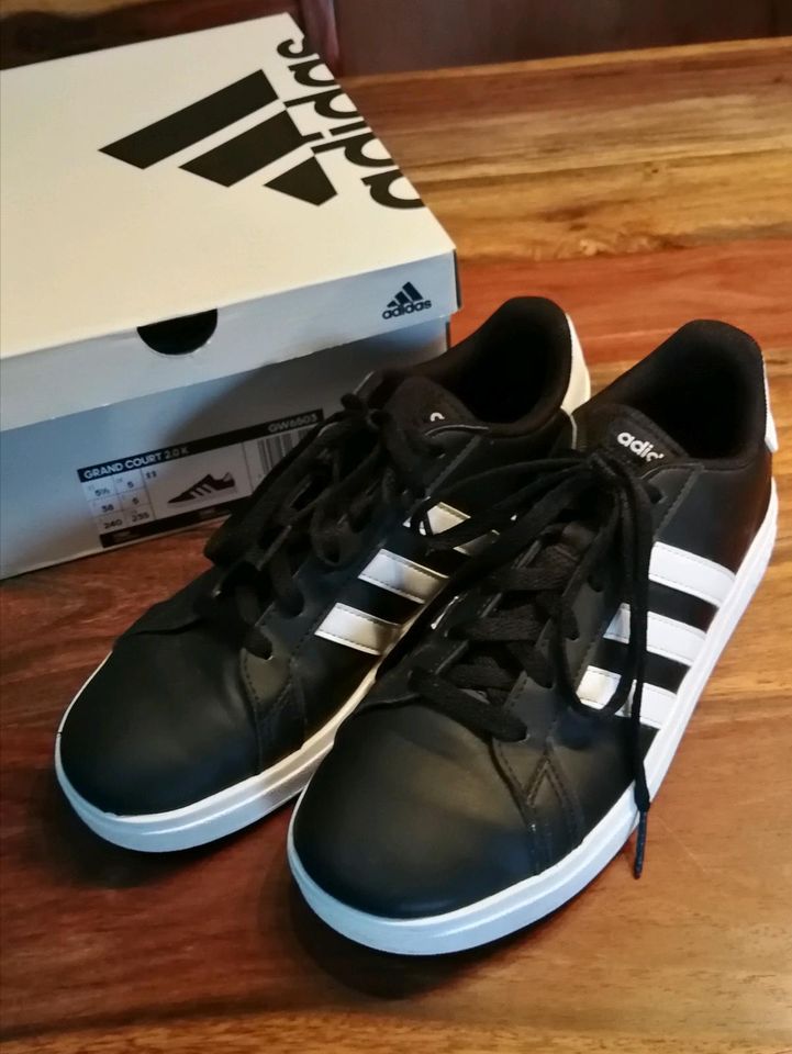 Adidas Sneaker Gr. 38 schwarz mit weißen Streifen in Otterfing