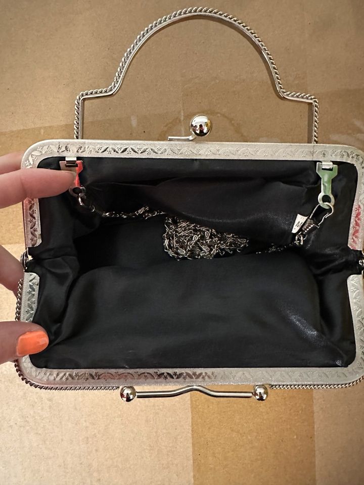 Kleine Handtasche Tasche Clutch schwarz mit Kette in Groß-Gerau