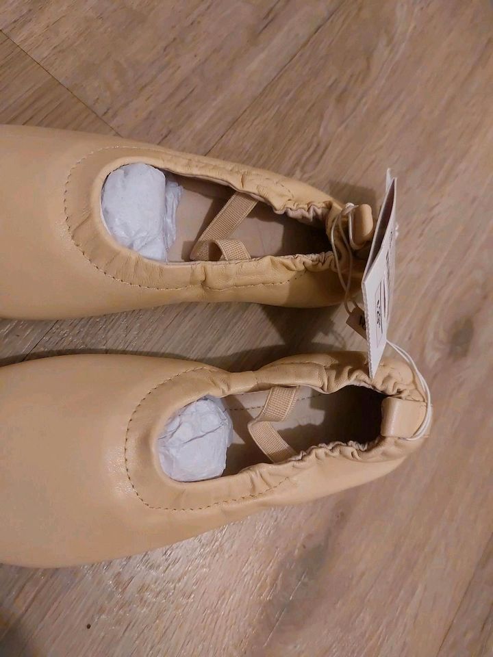 Zara Leder Ballerina beige Gr. 20 NEU in Hamburg