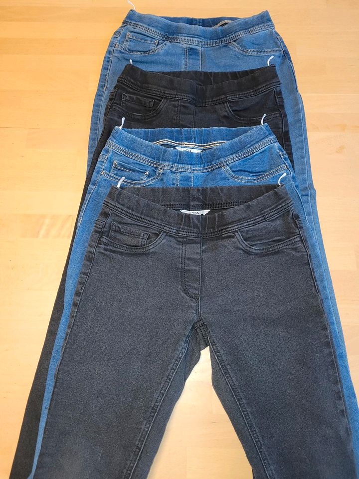 C&A Jeggings Jeans Hosen schwarz und blau Gr. 134 - 140 in Köln