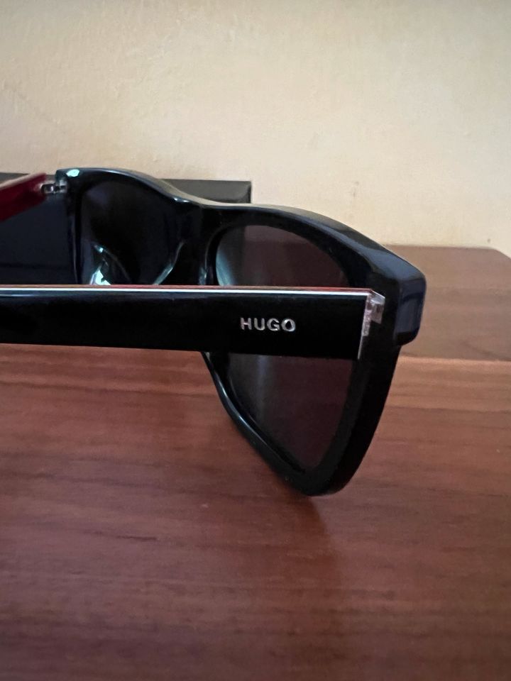 Hugo Boss Sonnenbrille schwarz-rot in Schliersee