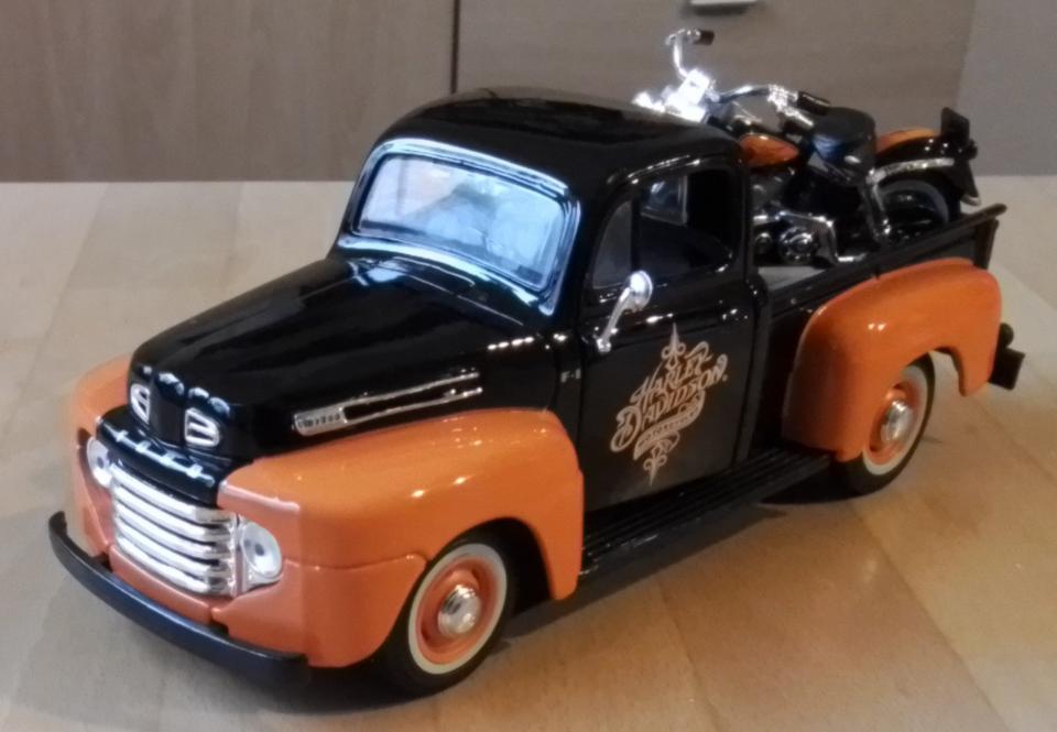 Ford F-1 Pick-Up 1948 + Harley Davidson Duo Glide Custom 1:24 in Babenhausen