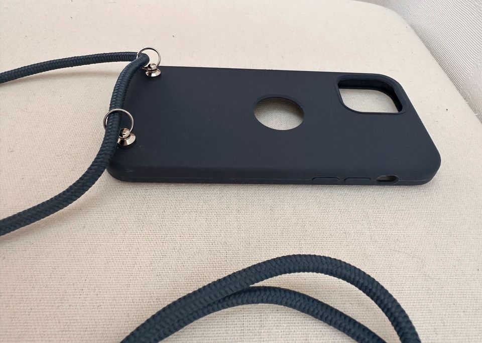 iPhone 12 Pro magnetische Handyhülle Handykette dunkel blau in Treuen