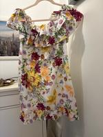 H&M Volant Minikleid Rüschen Schulterfrei Gr. 42 Blumen weiß NEU Hessen - Glauburg Vorschau
