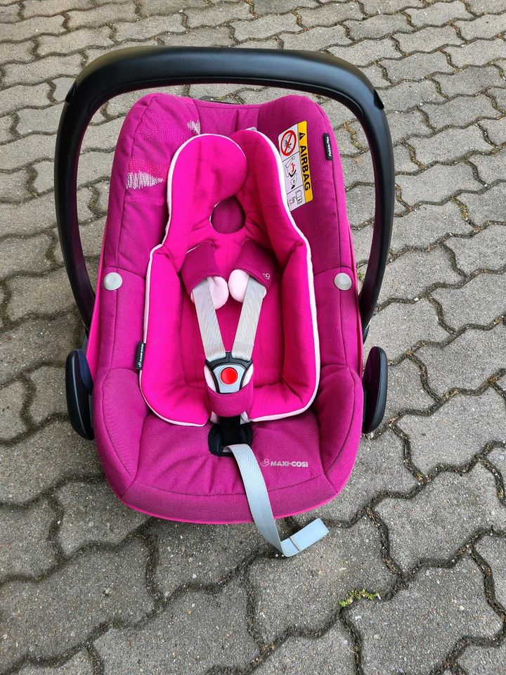 Babyschale mit Isofix-Station von Maxi-Cosi in Groitzsch