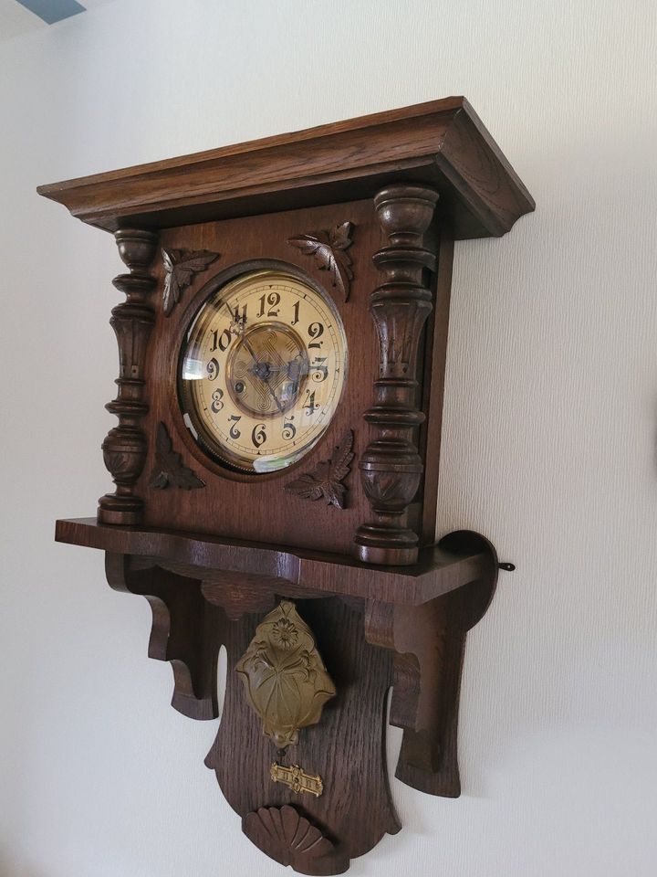 Antike Holz-Wanduhr um 1900, funktionsfähig mit Pendel und Gong in Niendorf an der Stecknitz