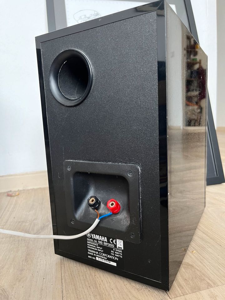 DISC Yamaha NS-BP300 Hi-Fi Speaker Pair, Piano Black in Berlin