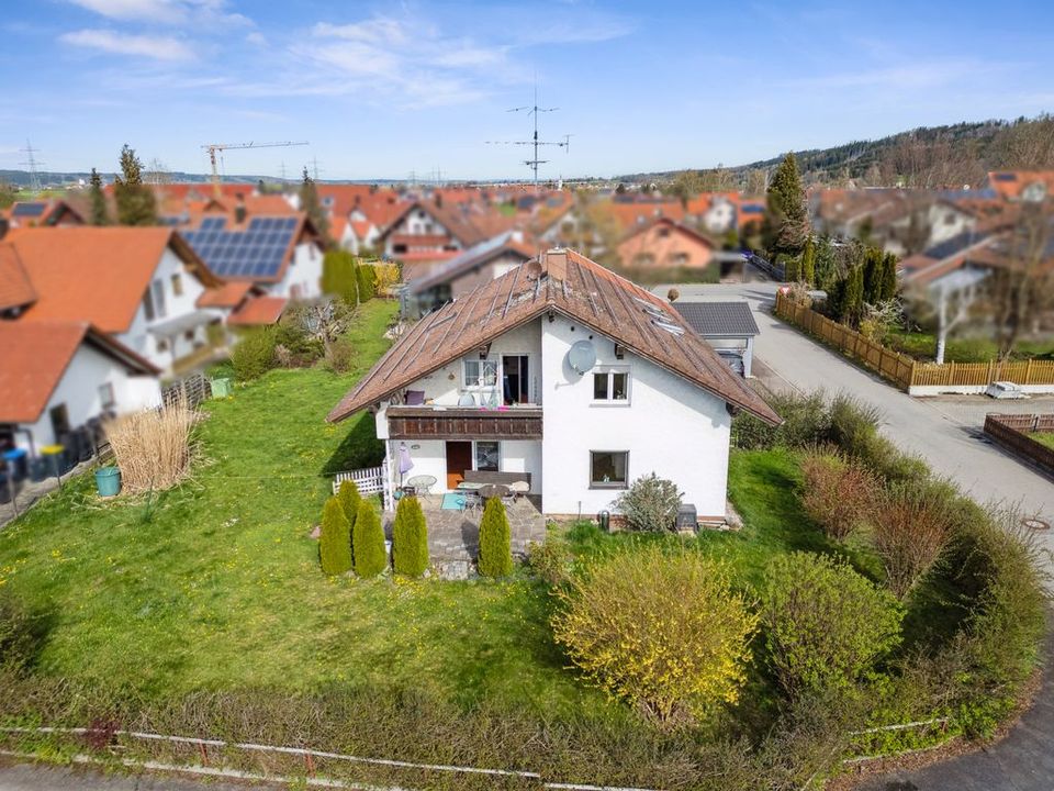 ALLGÄU: Zweifamilienhaus mit großem Grundstück in Wolfertschwenden - sofort bezugsbereit in Wolfertschwenden