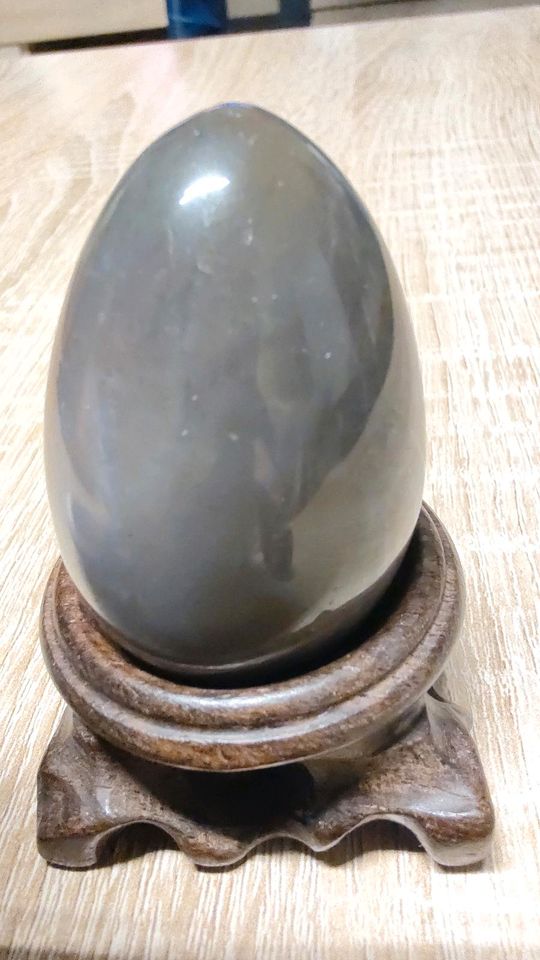 Grau-hellviolettes Jaspis-Ei aus Madagaskar (86 g) in Düsseldorf