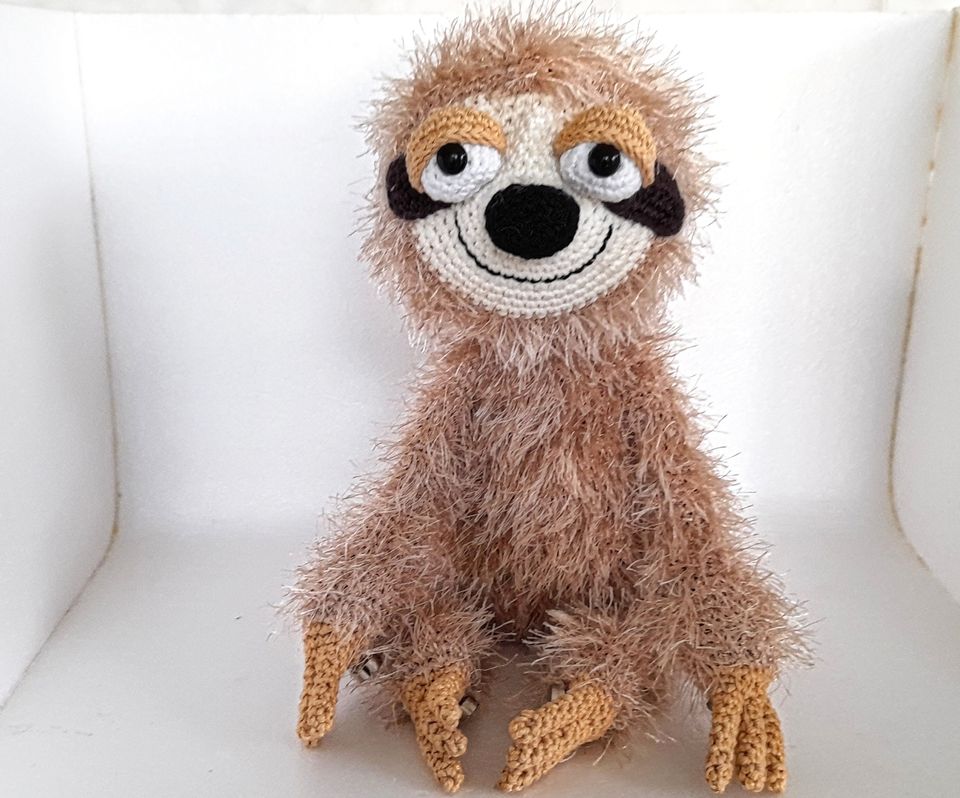 Faultier-- Sloth Sid Magnettier Amigurumi Kuscheltier Schlafmütze in Walchum