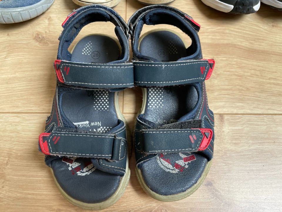 Schuhpaket Sandalen Hausschuhe Sportschuhe Halbschuhe Gr 28 Gr 29 in Wetzlar