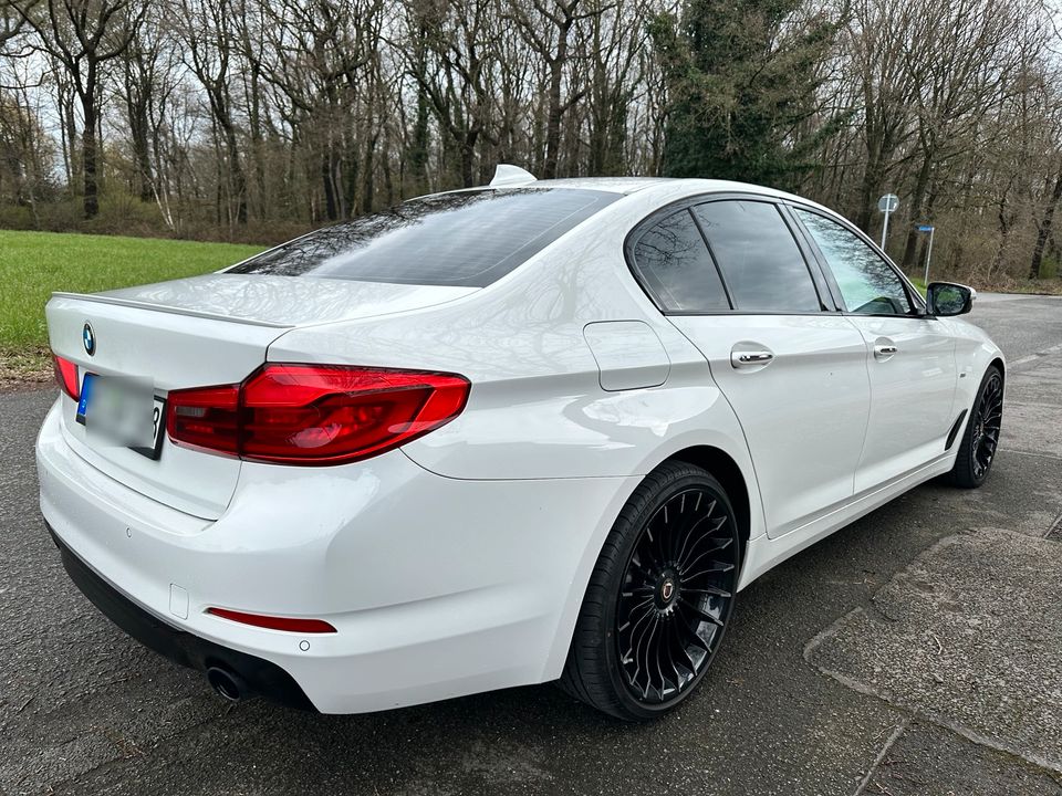 BMW 5er G30 Sportline + Shadowline Paket in Duisburg