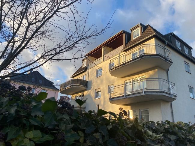 RE/MAX-Herrliche, lichtdurchflutete 2-Zimmerwohnung in Radebeul zu vermieten - Terrasse & Stellplatz in Radebeul