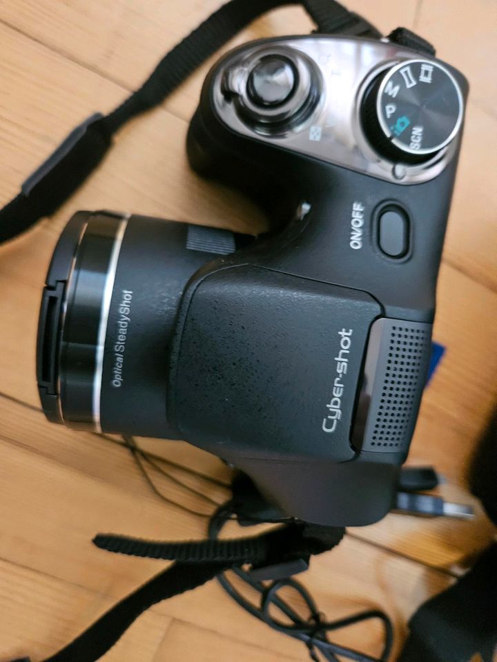 Unbenutzt Sony Cyber-SHOT DSC-H300 20,1 Megapixel Kompaktkamera in München