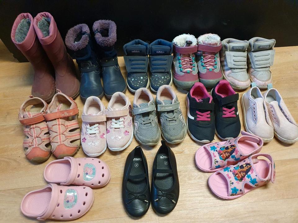 13 Paar Schuhe 27 Paket Crocs Ballerinas Adidas Stiefel Sneaker in Schönebeck (Elbe)