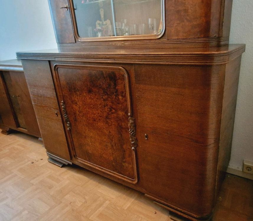 Alte Anrichte Holz Schnitzereien Buffet Vitrine Schrank in Leipzig