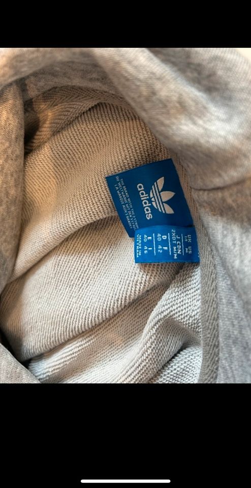 Adidas Kapuzenpullover in Lage