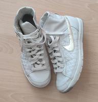 Nike WMNS Blazer mid Swan metallic Silber 38.5 Saarland - Völklingen Vorschau