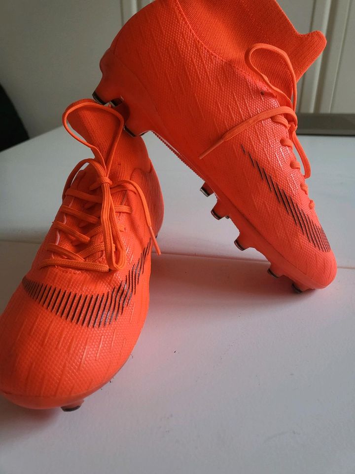 Fussball schuhe no name  Orange in Hamburg