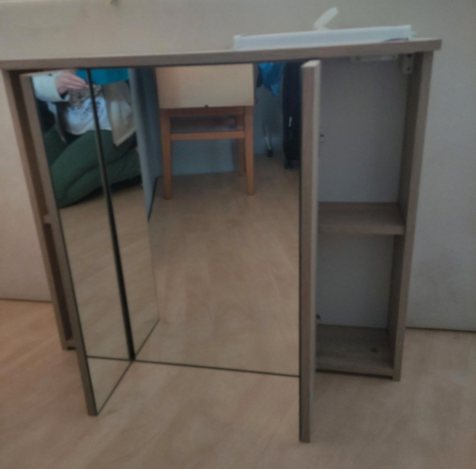 Spiegelschrank, fast neu, ca. 1 Jahr in gebrauch, NP ca. 240€ in Bielefeld