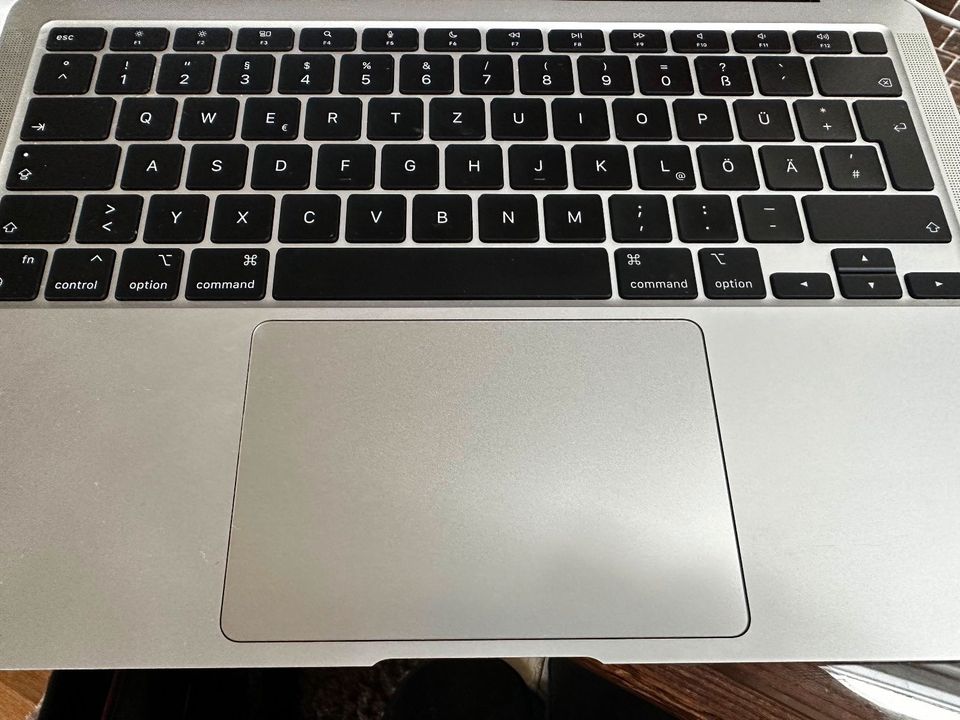 MacBook Air M1 silber (AppleCare bis 25.08.24) in Berlin