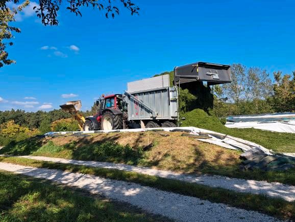 Abfahren Transport Häckselkette Abschiebewagen Fliegl Mais Gras in Burgthann 