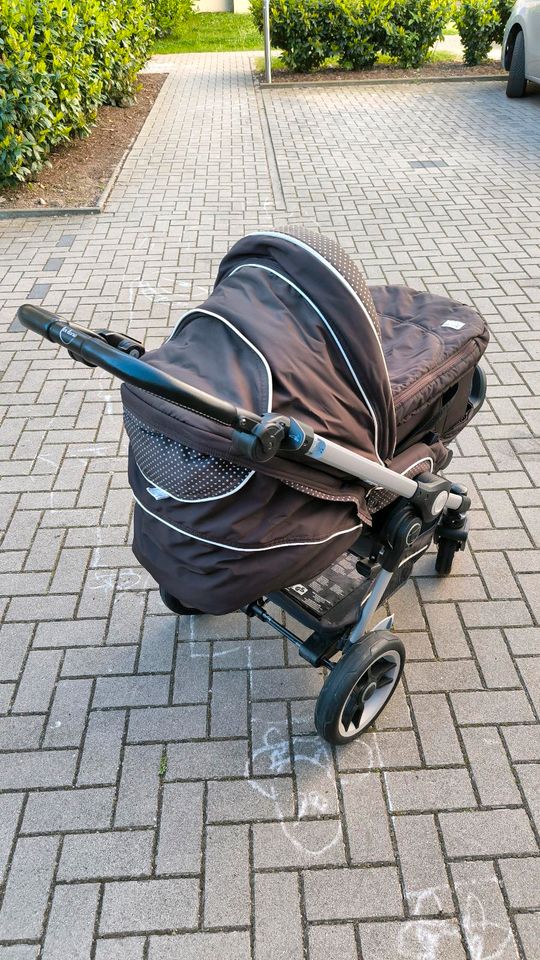 Kinderwagen mit Babyschale und Buggyfunktion mit viel Zubehör in Magdeburg