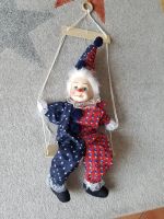 Clown Harlekin Puppe Pirot Figur Rot Blau auf Schaukel NEU Hessen - Heusenstamm Vorschau