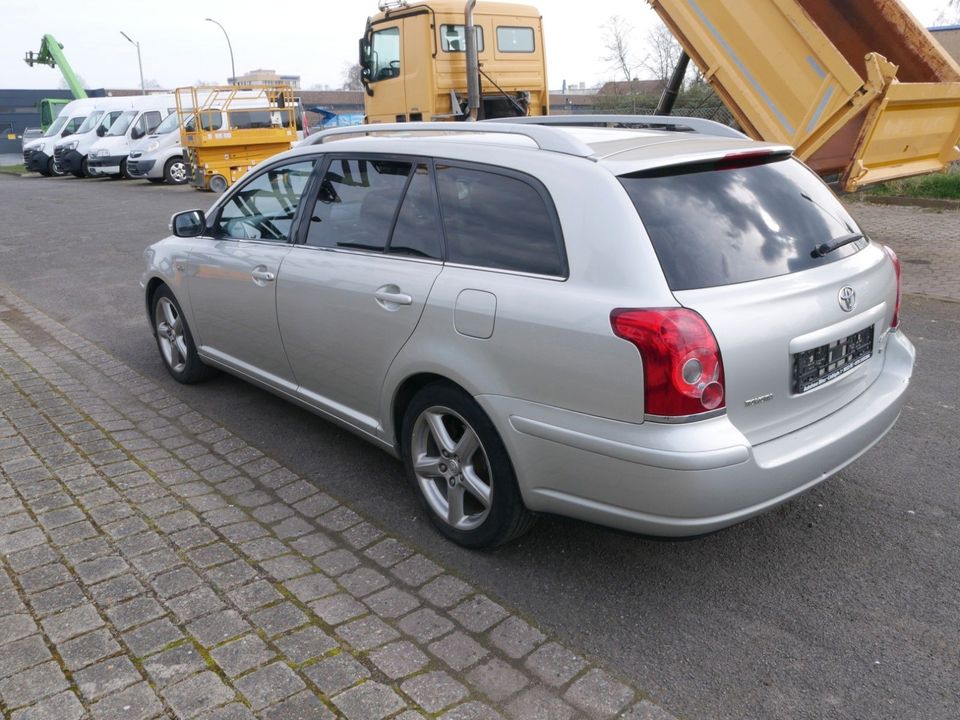 Toyota Avensis Kombi 2.2 D-CAT Executive Navi-Klimauto in Braunschweig