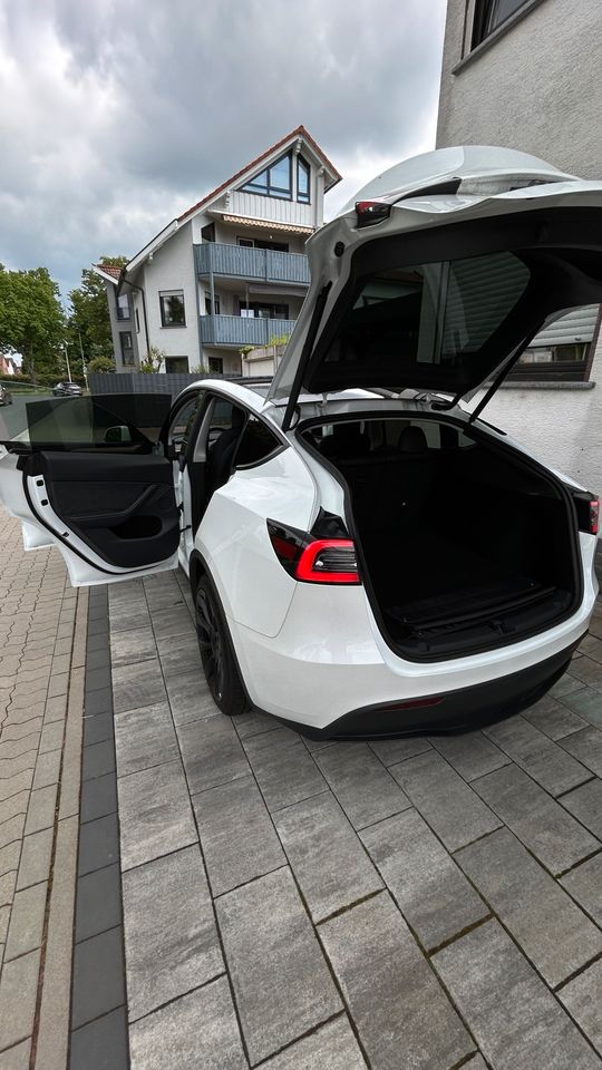 Tesla Model Y AWD Allrad AHK in Hainburg