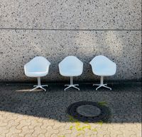SETPREIS! 3x Herman Miller / Vitra - Charles & Ray Eames - Fiberglass Armchair | Stühle / Sessel | Zeitloser Designklassiker | La Fonda Düsseldorf - Pempelfort Vorschau