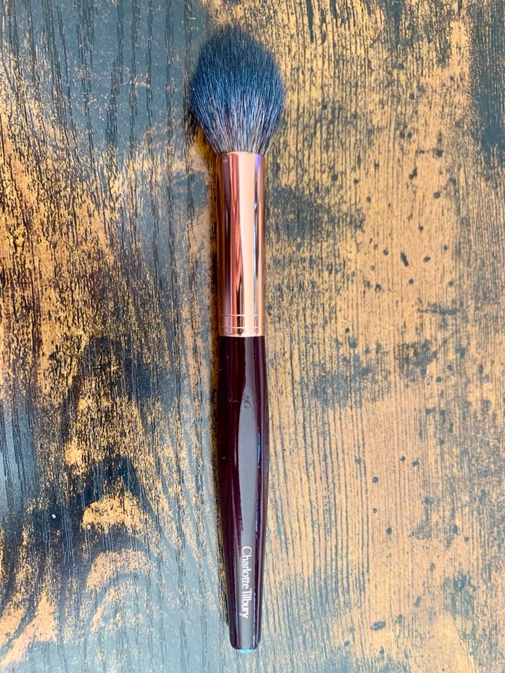 CHARLOTTE TILBURY Powder & Sculpt Brush Pinsel in Frankfurt am Main