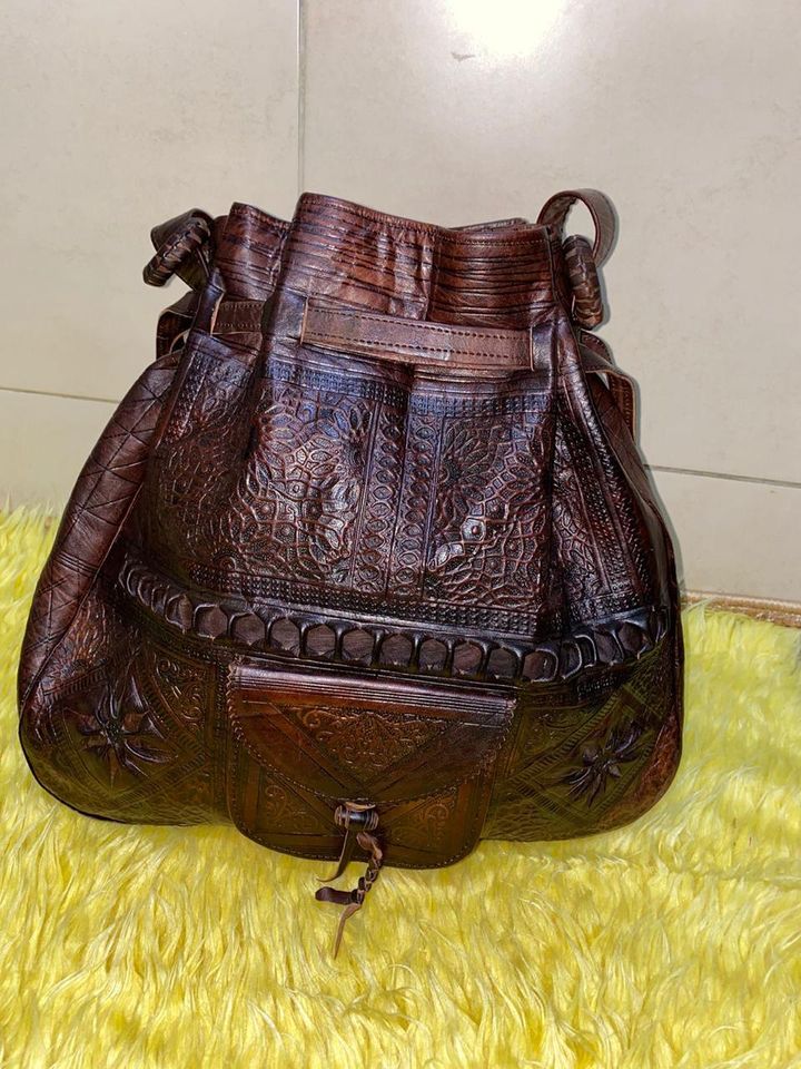 Handtasche aus dunkelbraunem Leder in Hameln