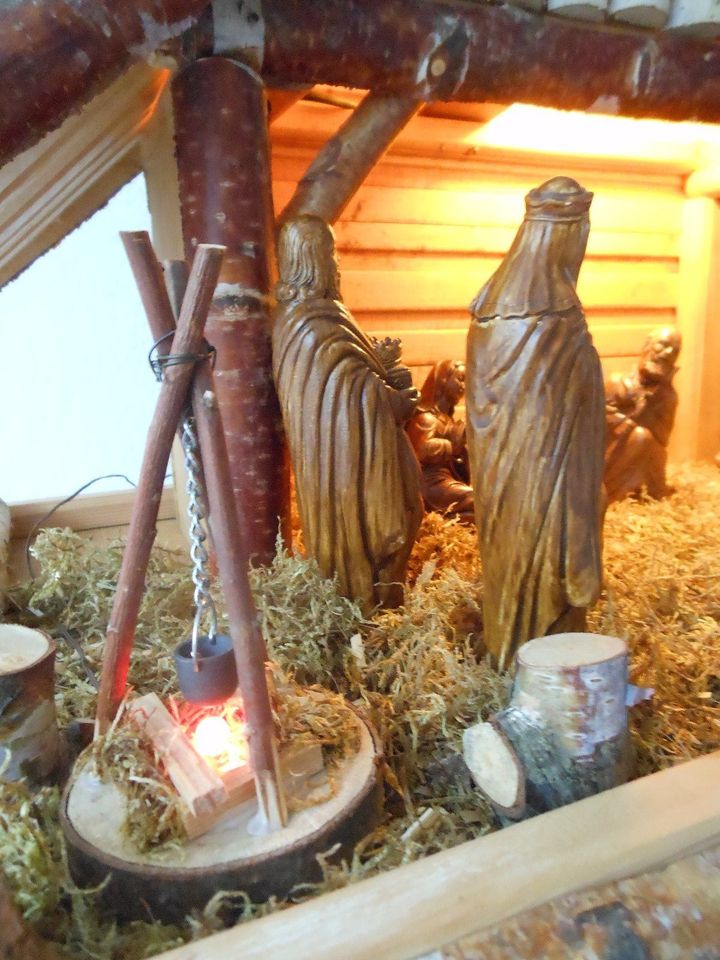 Große Weihnachtskrippe, 50er, beleuchtet, aus Holz inkl.Zubehör in Bremen