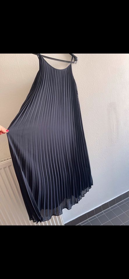 Plissee Kleid gr. XS - dunkelblau- von H&M in Fürth