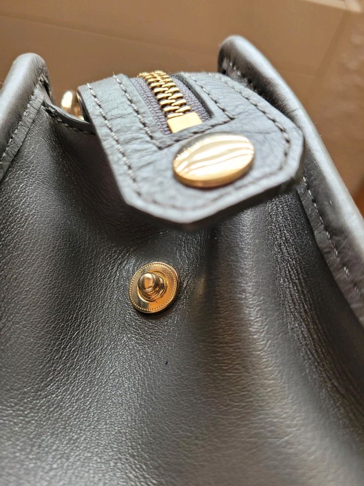 Handtasche Tasche von Karl Lagerfeld grau Leder Echtleder in Sulzbach (Saar)