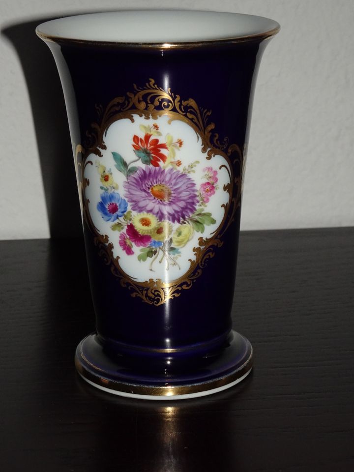 Meissen Kobalt prächtige alte Vase mit Blumen 13 cm in 1.Wahl in Hamburg