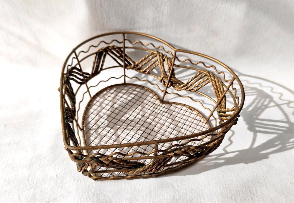 Retro-Korb aus goldfarbenem Metalldraht in Herzform, 17x18 cm in Geisenheim